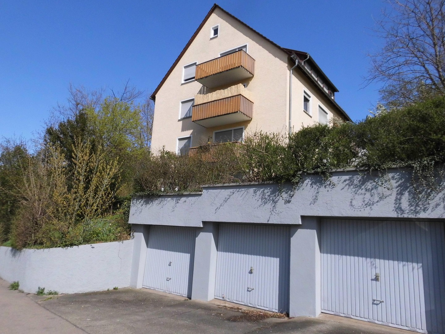 Stadthaus mit Charme, 7 Wohnungen, 4 Garagen